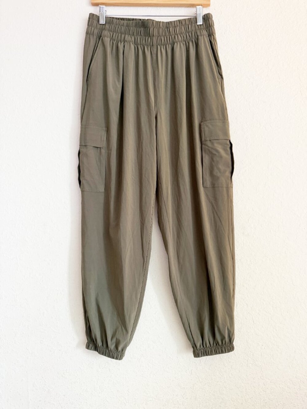 Vuori Olive Cargo Jogger Pants Size Large Performance Travel Utility Pants - Picture 2 of 8